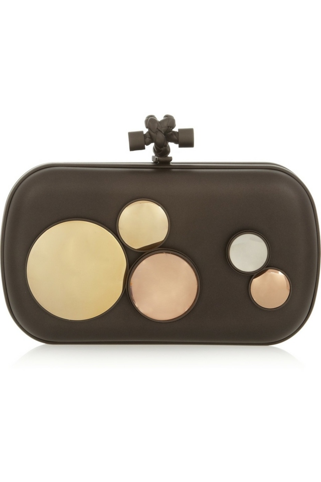 Spojková skrinka BOTTEGA VENETA so svetlými, okrúhlymi prvkami Šperky-ako-držadlo-spojková taška-pútavé-okrúhle-plastové-prvky