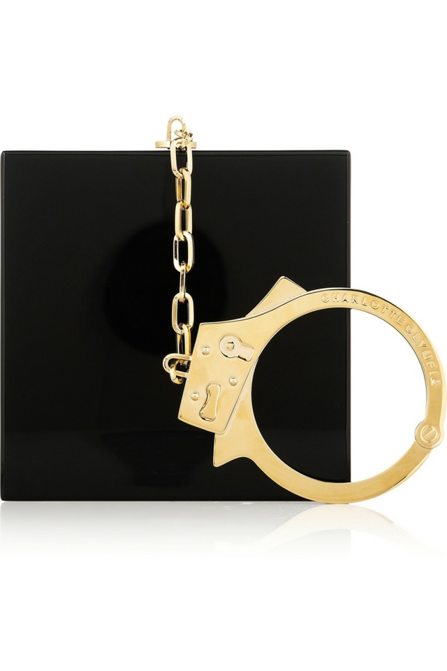 Čierna spojková taška CHARLOTTE OLYMPIA so zlatými putami ako nosič Návrhárska značka spojky do akrylovej kabelky