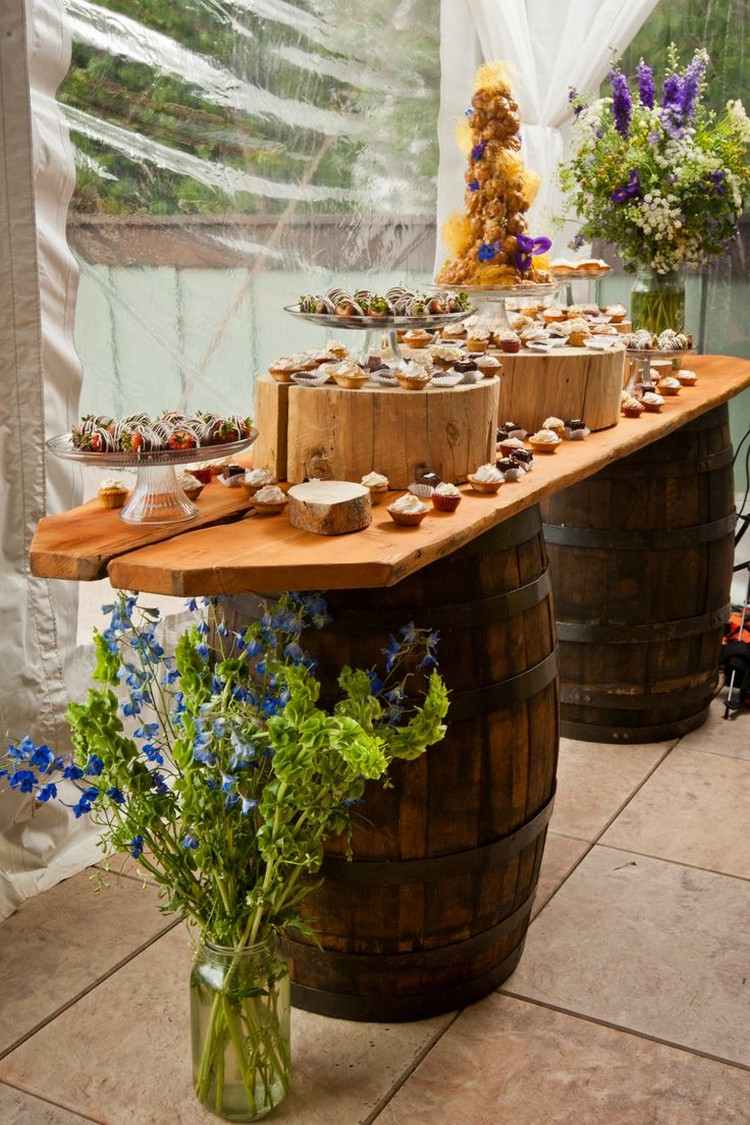 Bufetový stôl vyrobený z drevenej dosky a dvoch sudov na víno Nápady na svadobnú výzdobu vidiecky štýl-bufet-stolové-sudy s vínom