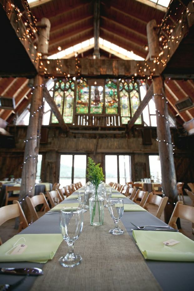 Svadobné umiestnenie nápady stodoly víla osvetlenie stodoly Svetlá na stodolu rozprávkové svetlá nápady bežec na stôl vyrobený z ľanovej tkaniny