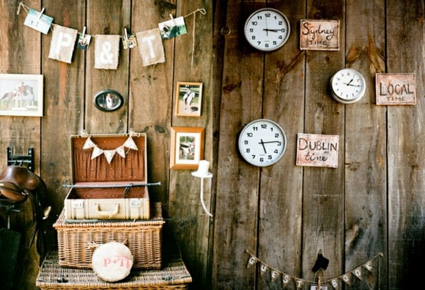 rustikálna svadba v stodole, zdobenie fotografiami Svadobná stodola zdobiaca fotografickú stenu