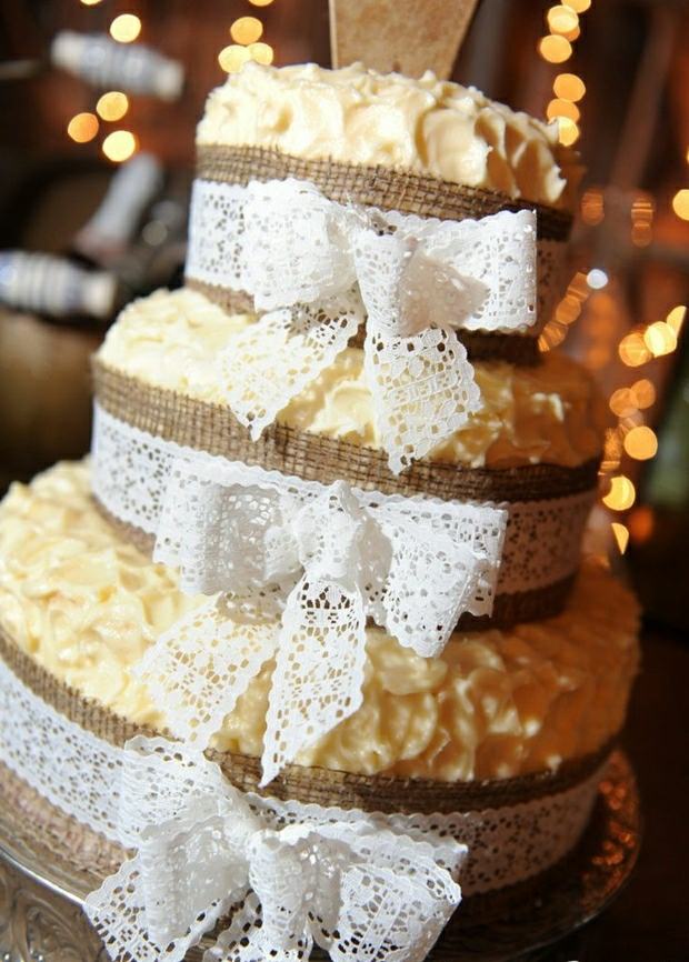 krásny a chutný koláč ozdobený čipkou Svadobná torta ľanová látka čipka mašľa svadobné oslavy