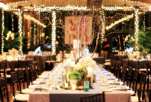 Svadba večer - slávnostná nálada s krásnym osvetlením Nápady na svadobnú výzdobu stolné sviečky LED rozprávkové svetlá