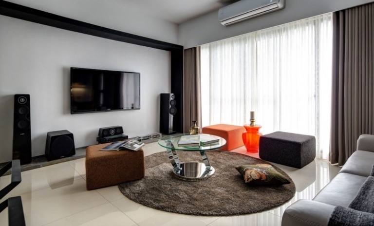 Oranžová taburetka a príručný stolík ako farebný akcent Nápady-obývacia izba-oranžová-stolička-neutrálna-farebná schéma