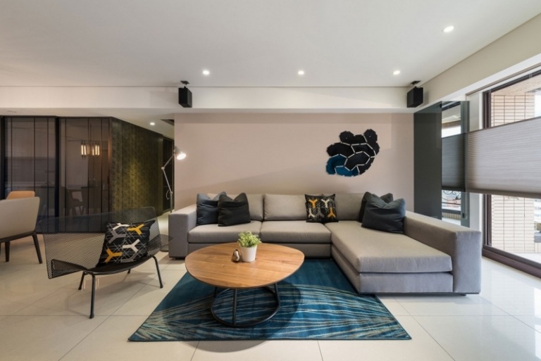 Koberec v benzínovej modrej v modernej obývačke Nápady-obývacia izba-modro-zelený-koberec-sivá-rohová sedačka