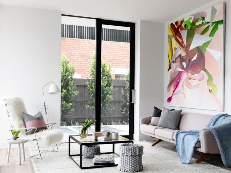 Nástenný dizajn v obývacej izbe - s farebným obrazom Nápady nápady na výzdobu umeleckej steny v obývacej izbe