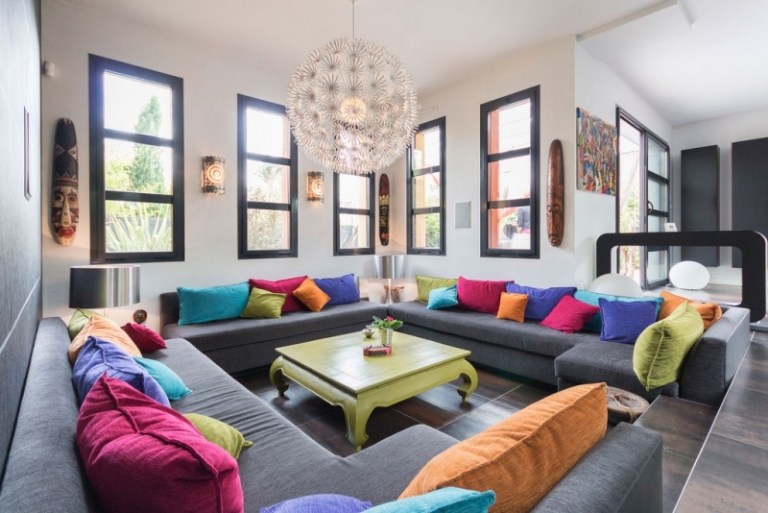 Živá krajina s farebnými vankúšmi v orientálnom štýle Dizajnové nápady-obývačka-moderne-farebné