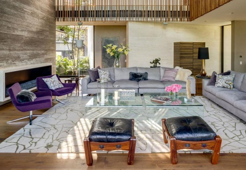 Vintage nábytok do obývačky - fialové čalúnené kreslo Nápady-obývačka-vinobranie-fialové-kreslo