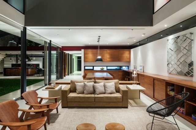 Nápady na osvetlenie drevených stoličiek pre maľby sivých stien v obývacej izbe Svetlosivá farba na stenu moderne vymaľuje