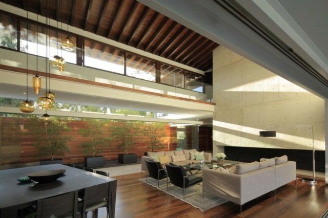 Sedacia časť, dizajn obývačky, kvetináče, kožené stoličky tvar kvetináče kožené stoličky drevené stropné závesné svietidlo