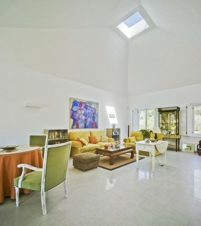 Obývacia izba klasický interiér biela podlaha shabby chic Vybavenie bielej podlahy ošarpaný elegantný nábytok obrazová stena