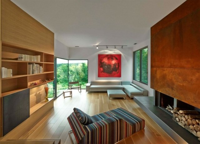 Obývačka škandinávsky nábytok kreslo pruhovaný vzor Nábytkové kreslo pruhovaný vzor krbová rohová sedačka drevené policové knihy