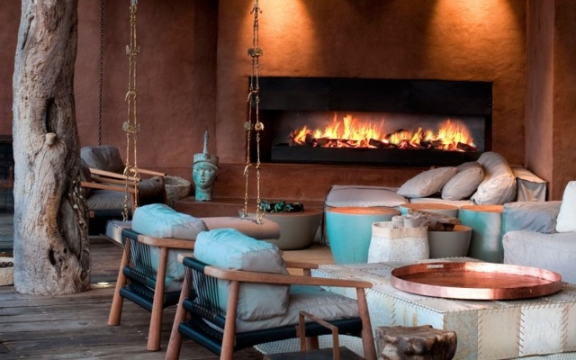 exotická obývačka zariadená dreveným bambusovým nábytkom nastavte nápady na krb z modrého bambusového dreveného nábytku