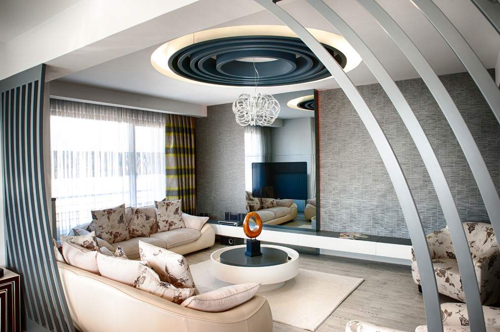 Obývacia izba s farebnými dekoratívnymi vankúšmi a ružovou sedačkou obývačka-dizajn-nápady-farba-zariadenie