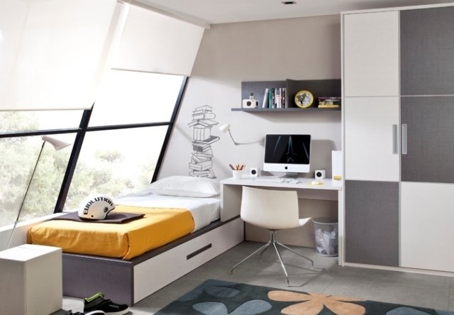 moderná izba pre mládež-so šikmými oknami-stena-tetovacie knihy-naskladané