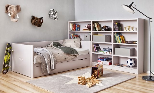 detská izba-výsuvná posteľ-farba-sivá-stena-zvieracie trofeje