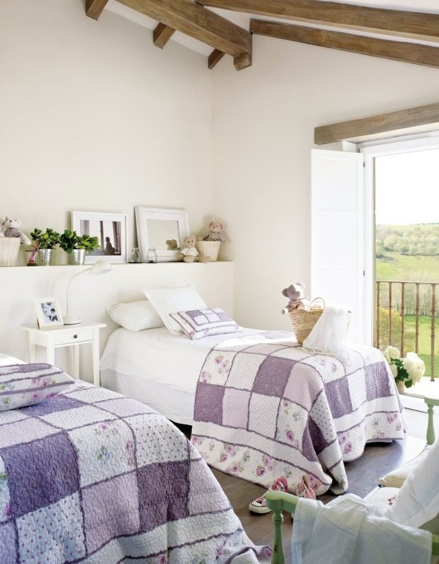 biele-dievčatá-izba-perina-orgován-viditeľný-strop-trámy-drevo