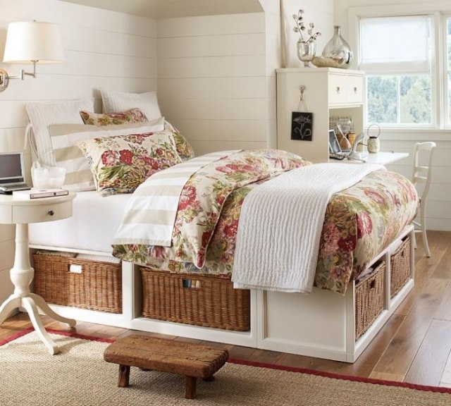 posteľ-s-čelom-úložným-priestorom-prútené-koše-kvetinový-prehoz