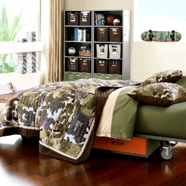 kamufláž-prikrývka-kamufláž-farby-v-interiéri-chlapčenskej-obývačke-nápady