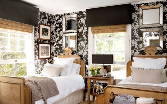 nápady-dekoratívna-stena-tapeta-čierno-biele-kvety-drevené postele