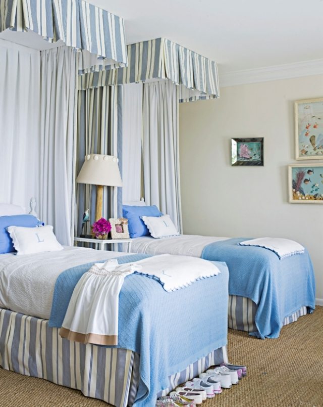 zariadenie izby pre mládež-nápady-súrodenci-poschodové postele-pruhované-prehozy