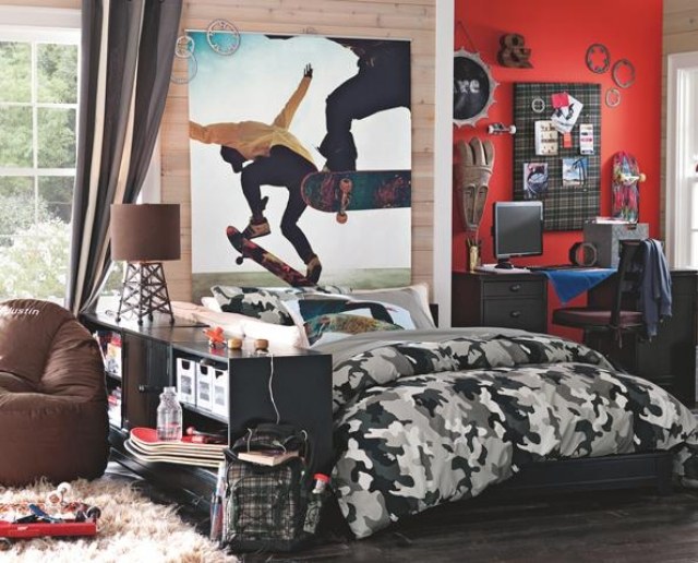zariadenie izby pre mládež-nápady-korčuliar-červená-stena-farba-kamufláž-motív-prehoz