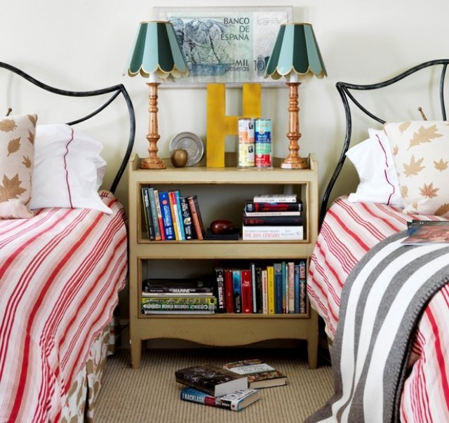 kovové postele-krivé-tvary-nočný stolík-bývanie-nápady-dizajn-dievčenské izby