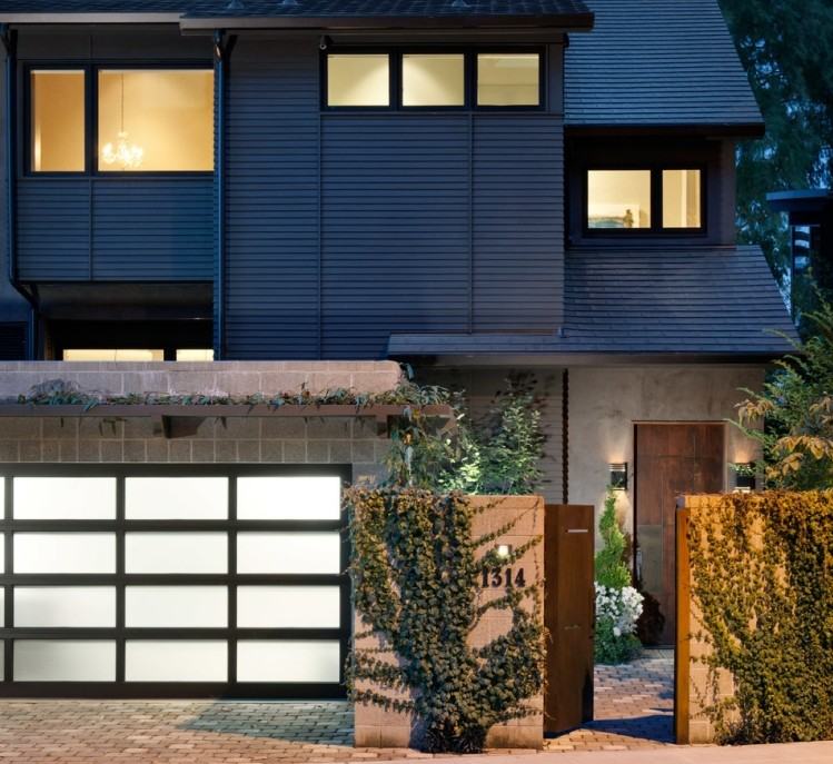 Dizajn predzáhradky-príklady-súkromný plot-betón-popínavé rastliny-ozelenenie