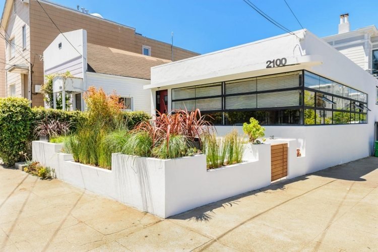 Dizajn predzáhradky-príklady-biele-omietnuté-nízke-steny-okrasné-trávy