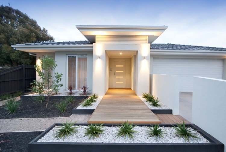 Dizajn predzáhradky-minimalistické-biele-okrasné štrkovo-sivé postele