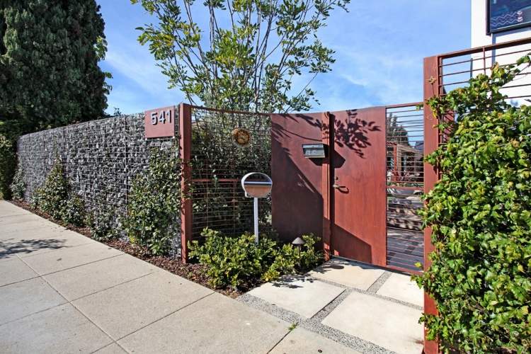 Dizajn predzáhradky-príklady-oceľová ohrada-plot-gabion-popínavé rastliny