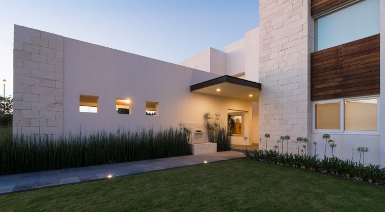 Dizajn predzáhradky-príklady-trávnik-okrasná hadicová fontána