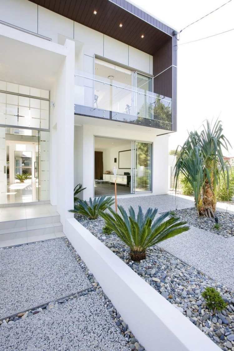 Dizajn predzáhradky-príklady-okrasný štrk-palmy-oddelenie bielej