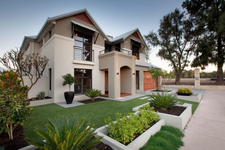 Dizajn predzáhradky-príklad-moderne vyvýšené postele-bielo omietnuté-zelené rastliny-trávnik