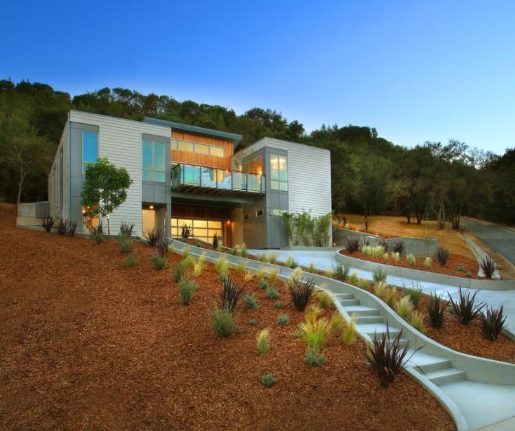 Dizajn predzáhradky-svah-schody-oporná stena-okrasná tráva-mulč