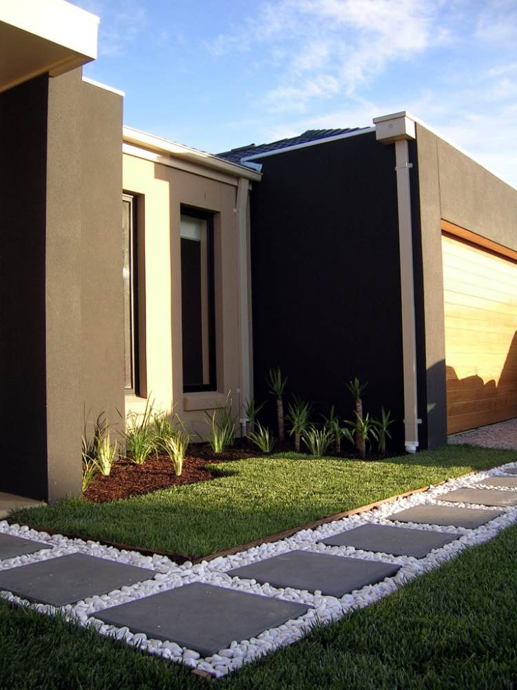 predzáhradka dizajn-moderný-chodník-sivé-nášľapné dosky-biely-okrasný štrk