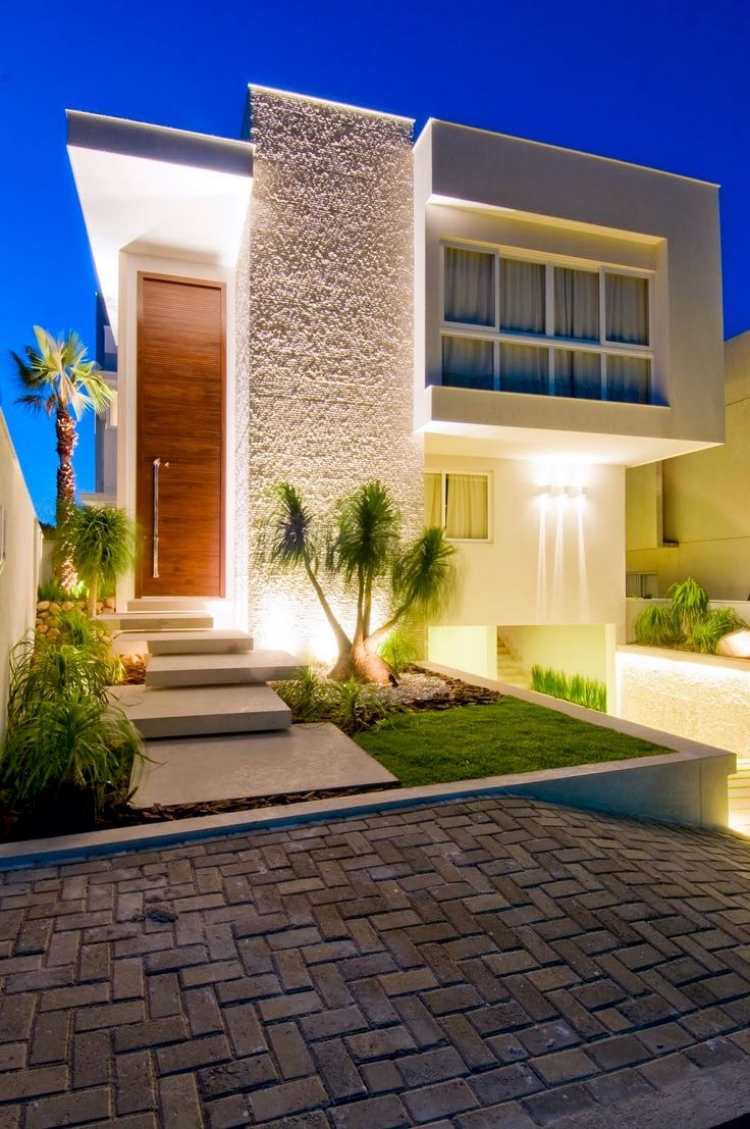 predzáhradka-moderné schody-asymetricky položené palmy