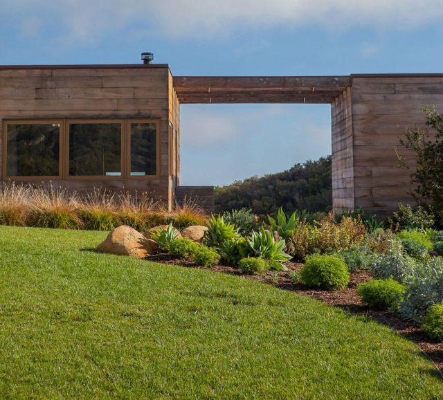 Vchodový tvar okrasná tráva sukulenty kamene drevená fasáda