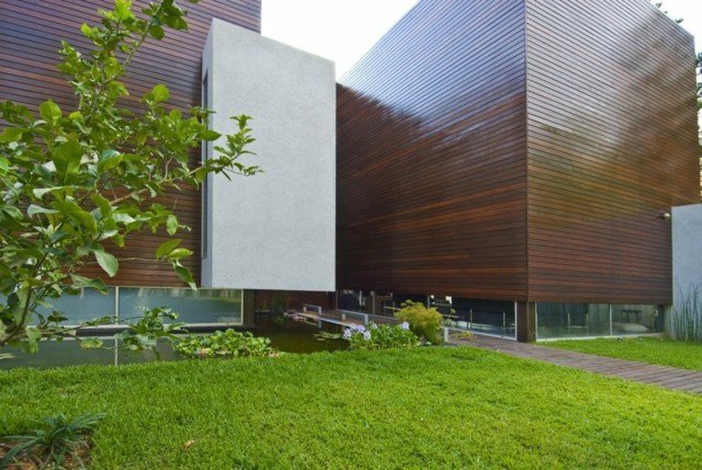 Vodné prvky záhradné jazierko stromy lesná záhradná cesta ovocné stromy