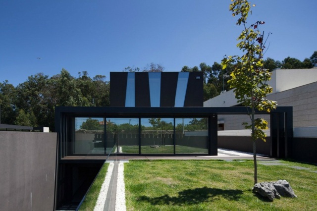 Minimalistický trávnik pred domom