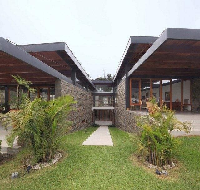 Schodisko trávnik dlaň rieka kamene zavesený strop