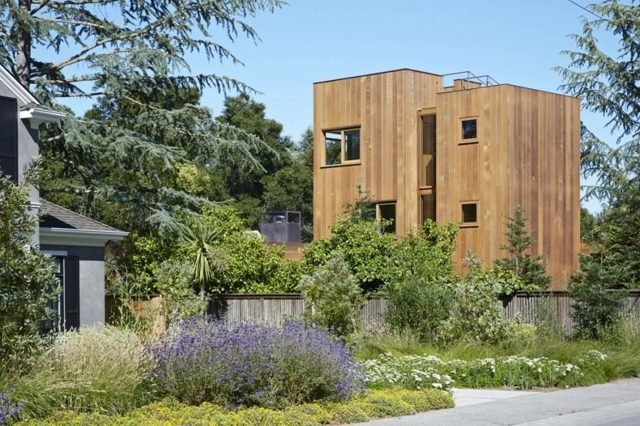 moderný drevený dom kvety trvalky klince