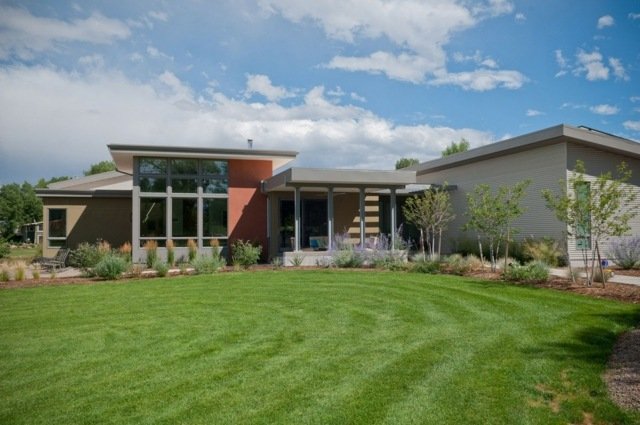 veľký trávnik šťavnatý okraj trávnika nízke stromy