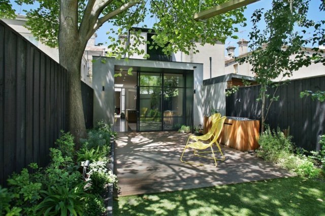 Dizajn predzáhradky, drevené terasy, okrasné stromy