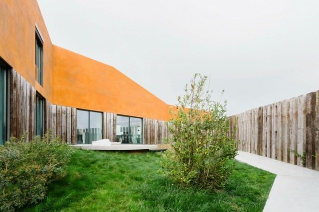 Návrhy na dizajn plochy trávnika pre drevený plot pred domom