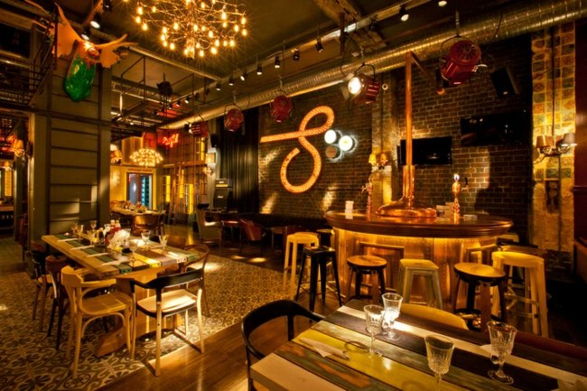Biutiful Restaurant Rumunsko prírodný kamenný múr Rumunsko stena z prírodného kameňa, drevená podlaha