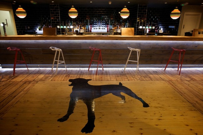 Bar Manchester navštívi moderné osvetlenie Black Dog