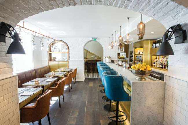 Londýnsky bar s reštauráciou a aperitívom Bar v reštaurácii Miestny aperitív
