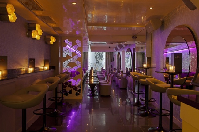 Londýnsky bar s moderným interiérom a skvelým dizajnom moderný interiér chladný dizajn osvetlenie horkosladké