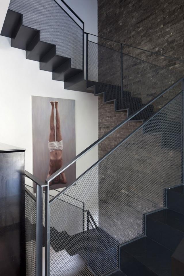 Schodisko-dizajn-parapety-schody-z-ciernej-ocele-plechu